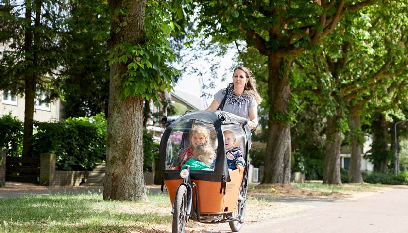 vrouw-kinderen-bakfiets-3